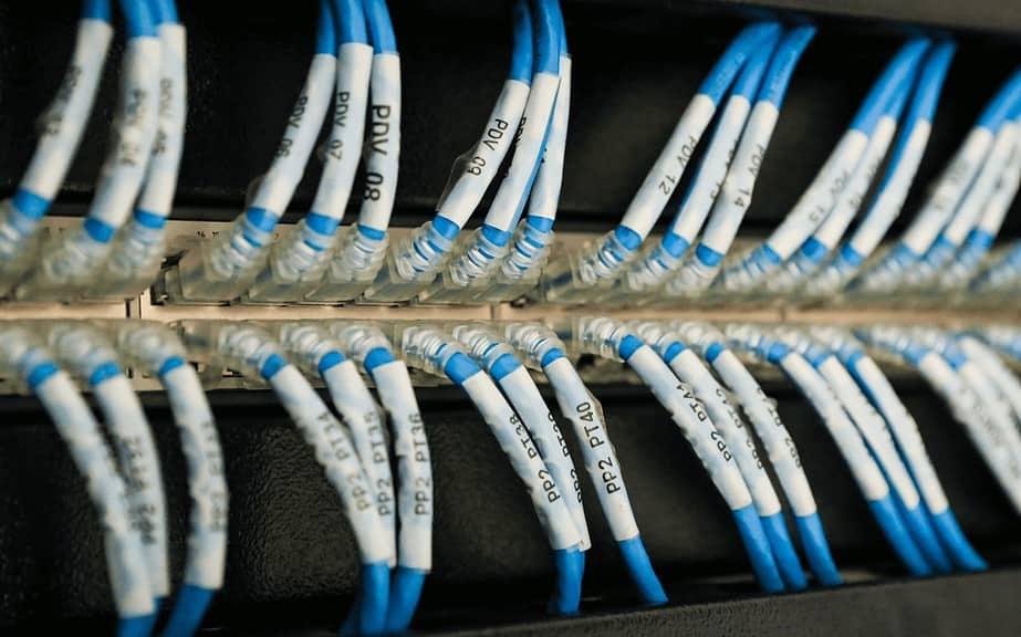 Centro de Processamento de Dados/ Data Center: Foto de Organicação de cabos - Cabeamento Estruturado, presente em um Data Center