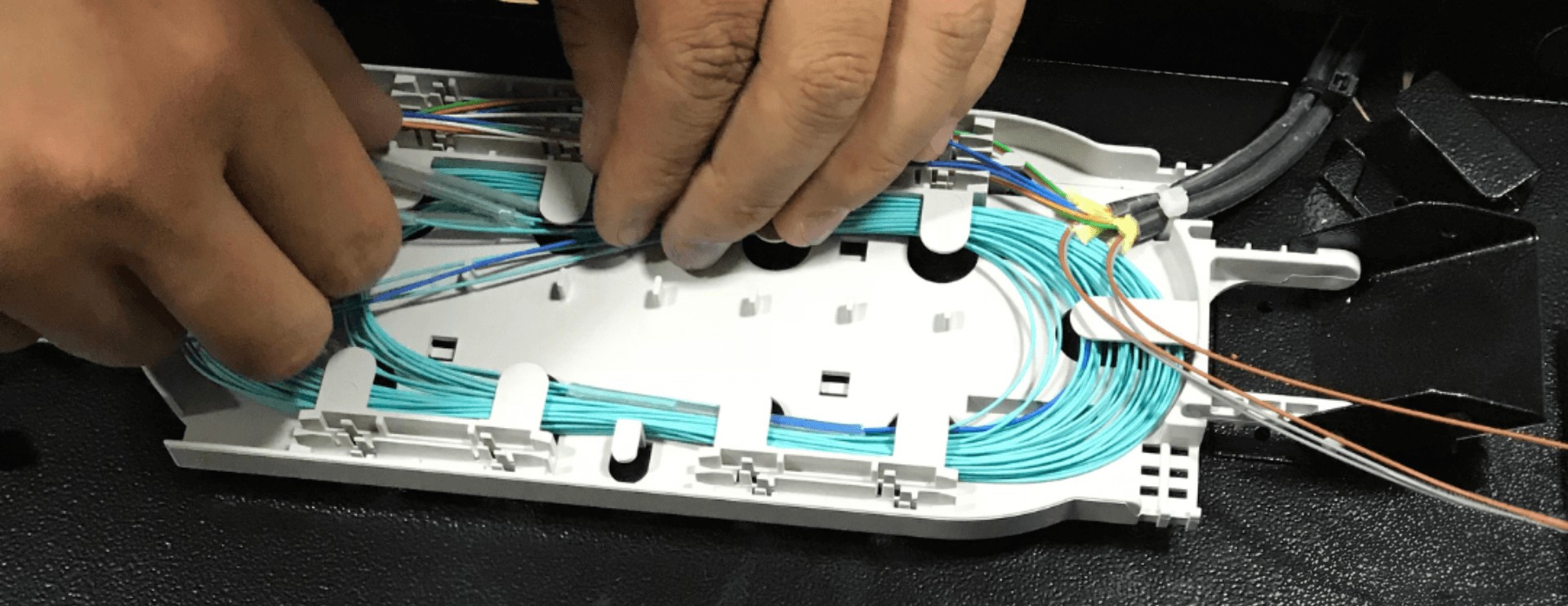 Switch de fibra &oacute;ptica com conectores luminosos &mdash; backbone de infraestrutura de rede de provedor de internet