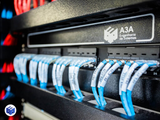 Imagem destacando a entrada de um patch panel com cabos de rede etiquetados e organizados, destacando a qualidade e o profissionalismo na implementação de cabeamento estruturado. A imagem ilustra uma instalação de alta qualidade, refletindo as melhores práticas em gestão de infraestrutura de TI.