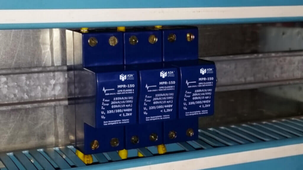 Empresa de Projetos elétricos: Dispositivo de proteção contra surtos MPR-150 da A3A Engenharia instalado em trilho DIN em quadro elétrico